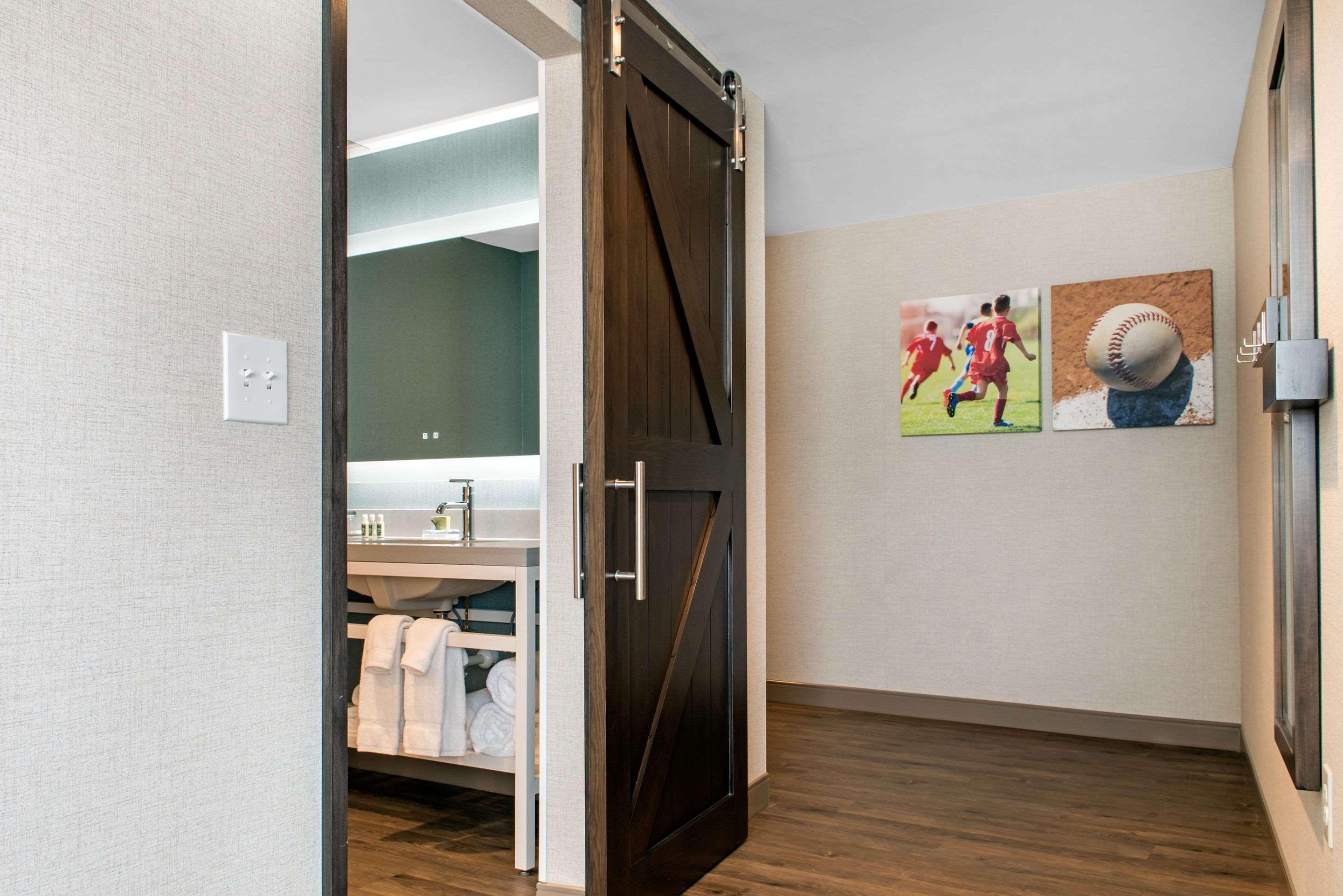 Отель Wyndham Westfield Экстерьер фото